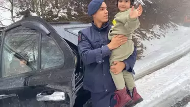 Yalova'da karla mahsur kalan aile kurtarıldı