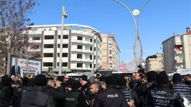 DEM Partisi Van'da Özgürlük Yürüyüşü düzenledi
