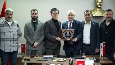 İYİ Parti İstanbul Büyükşehir Belediye Başkan Adayı Buğra Kavuncu, Zeytinburnu'nda Esnafı Ziyaret Etti