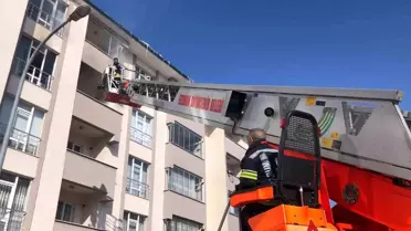 Erzurum'da Şükrü Paşa Mahallesi'nde meydana gelen ev yangınında itfaiyeciler aileyi kurtardı
