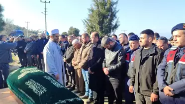 İzmir'de soğukta üşümesin diye aldığı müşteri tarafından öldürülen taksici toprağa verildi