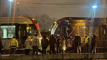 Zeytinburnu'nda tramvay kazası: Makinist yaralandı, seferler durdu