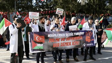 Sakarya'da Hekimler ve Sağlık Çalışanları İsrail'in Gazze'ye Yönelik Saldırılarını Protesto Etti