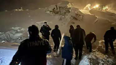 Artvin Şavşat'ta Karla Mücadele Çalışmaları Sırasında İş Makinesine Çığ Düştü: Operatör Yaralandı