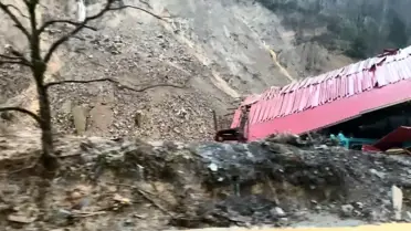Artvin'de Şiddetli Yağış Sonrası Heyelan: Borçka-Hopa Karayolu Ulaşıma Kapandı