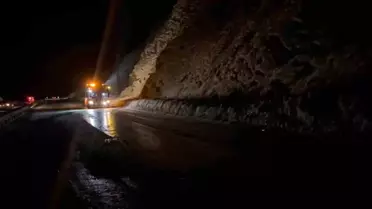 Van'ın Gevaş ilçesinde çığ düştü, ulaşım kısa süreli aksadı