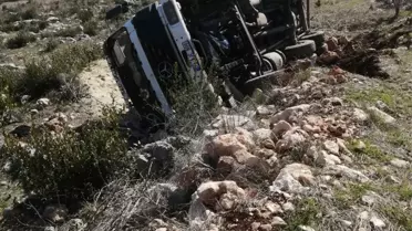 Mersin'de şarampole devrilen kamyonun sürücüsü yaralandı