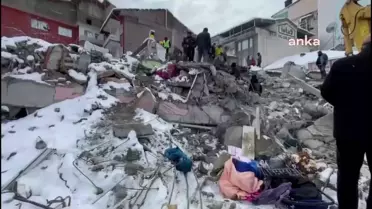 Türkiye'de Saatler 04: 17'de Durdu: Kaderine Terk Edilmiş Şehirler, Yıkılmayı Bekleyen Binalar; Suya, Hastaneye Muhtaç İnsanlar.