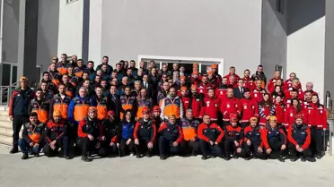 Bartın Valisi Nurtaç Arslan, deprem bölgesindeki arama kurtarma ekipleriyle buluştu
