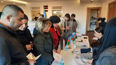 Azerbaycan vatandaşları İstanbul Başkonsolosluğu'nda oy kullanmak için sandık başına gitti