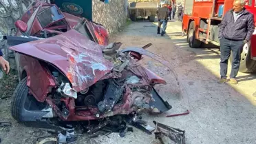 Manisa'da iş makinesi tırın dorsesinden düşerek otomobili ezdi