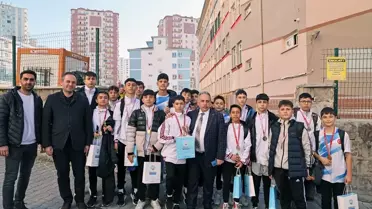 Talas Belediye Başkanı Mustafa Yalçın, 75. Yıl Mühibe Germirli Ortaokulu futbol takımını ziyaret etti