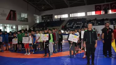 Hakkari'de düzenlenen Okul Sporları Güreş Grup Müsabakaları başladı