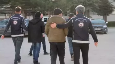 Çöp yüklü TIR'da kaçak göçmenler yakalandı, sürücü tutuklandı