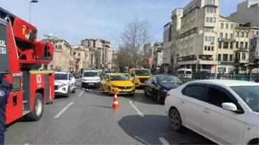 Tarlabaşı'nda park halindeki kamyonet yangın çıkardı