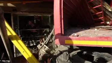 İzmit'te TIR Çay Ocağına Daldı: 4 Yaralı