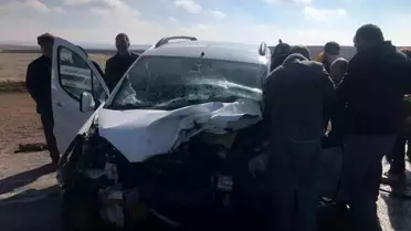 Sivas Kangal'da Kafa Kafaya Çarpışan Otomobil Sürücüleri