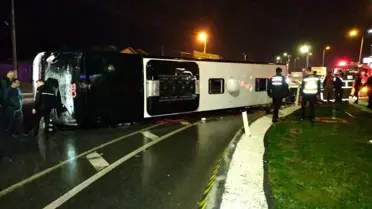 Edremit'te yolcu otobüsü devrildi: 1 ölü, 20 yaralı