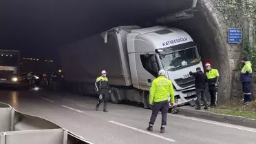 Trabzon'da tırın tünel duvarına çarpması sonucu sürücü yaralandı