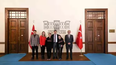 Bilecik Refik Arslan Öztürk Fen Lisesi Öğrencileri Skolyoz Farkındalığı Projesini Vali Aygöl'e Sundu