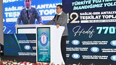 Cumhur İttifakı'nın Antalya Büyükşehir Belediye Başkan adayı Hakan Tütüncü sağlık çalışanlarıyla bir araya geldi