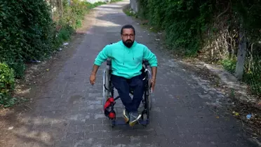 Engelli Muhtar Adayı Tekerlekli Sandalyeyle Köy Halkını Geziyor
