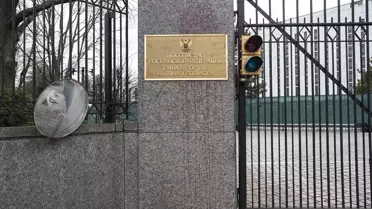 Rusya'nın Washington Büyükelçiliği'ne kırmızı boya protestosu