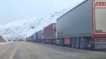 Hakkari'de İran kaynaklı sorun nedeniyle Esendere Gümrük Kapısı'nda 10 kilometrelik tır kuyruğu oluştu