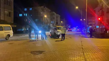 Balıkesir Gönen'de kırmızı ışık ihlali yapan motosiklete kamyonet çarptı, sürücü yaralandı