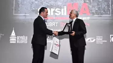 Kahramanmaraş depremi için yapılan yardımlardan dolayı DATÜB ve Han Vakfı Genel Başkanı'na plaket takdim edildi