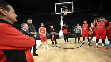 Gençlik ve Spor Bakanı A Milli Erkek Basketbol Takımı'nı ziyaret etti
