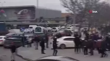 Beylikdüzü'nde araç yayaların arasına dalma anı kamerada