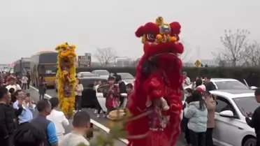 Aslan Dansı Gösterisi Guilin'de Yoğunluk Yarattı