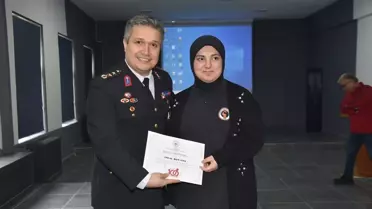 Giresun'da Cumhuriyet temalı resim yarışmasında birinci olan öğrenciye ödül