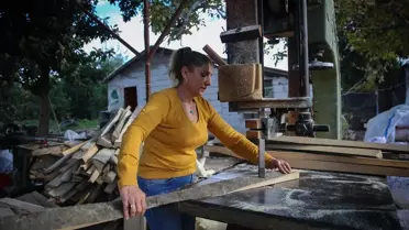 Depremde yıkılan atölyesini bahçede kurdu, eşinin hastalığına rağmen çalışmaya devam ediyor
