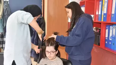 Görele'deki köy okulunda kız öğrencilere saç bakım hizmeti sunuldu