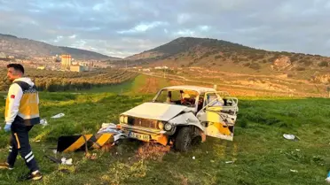 Manisa'da feci kaza! TIR'la otomobil çarpıştı, ölü ve yaralılar var