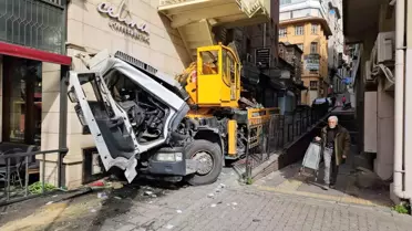 Beyoğlu Karaköy'de freni boşalan vinç başka bir vince çarptı