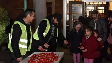 Bozüyük Belediyesi Berat Kandili'nde vatandaşlara mevlit şekeri dağıttı