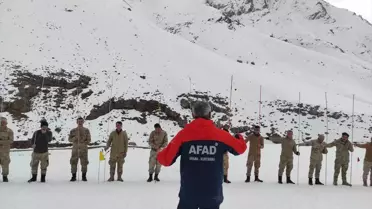 Van'da güvenlik korucuları çığda kurtarma tatbikatı gerçekleştirdi