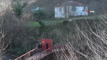 Köprüyü yaptırırken kimse destek vermeyince köprüye demir kapı yaptırıp kilit vurdu