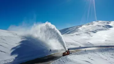 Erzurum'da Karayolları ekipleri karla mücadele çalışması yapıyor