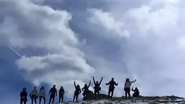 Eskişehirli Doğa Tutkunları Türkmen Dağı'nda Karlar Arasında Açan Çiçekleri Fotoğrafladı