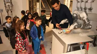Kartal Belediyesi ve Makina Mühendisleri Odası İstanbul Şubesi iş birliğiyle Bilim, Mühendislik ve Teknoloji Merkezi'nde minikler robotları inceledi