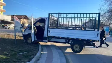 Malatya'da kamyonet kaldırıma çıktı, 1 kişi yaralandı
