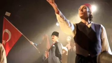 Milli Eğitim Bakanlığı'nın hazırladığı 'Cumhuriyet'e Doğru' tiyatro oyunu büyük ilgi gördü