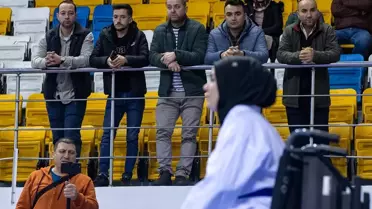 Depremde kurtarılan genç kızı destekleyen madenciler