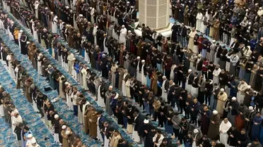 Dünyanın en büyük camilerinden Cezayir Ulu Camii'nde ilk cuma namazı kılındı