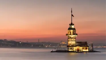 İstanbul'un simgesi Kız Kulesi yeniden ziyaretçilere açıldı