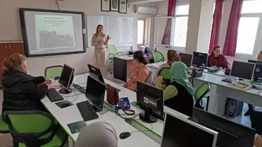 İzmir'de Kadınlar İçin Dijital Okuryazarlık Kursu Açıldı